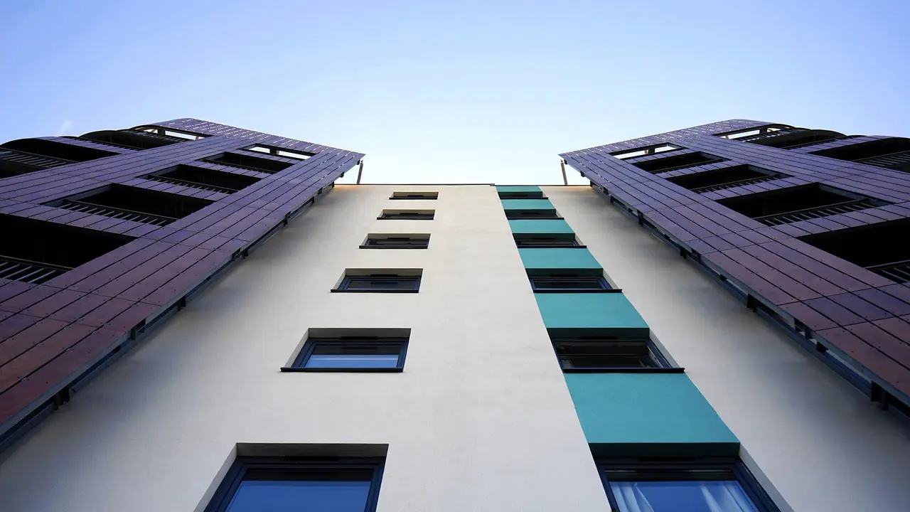 现代企业建筑与浅蓝天空